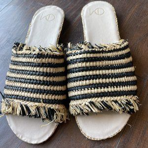 Women's black and natural fringed raffia slide.